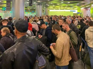 Россияне массово бегут из страны: на границах и в аэропортах огромные очереди