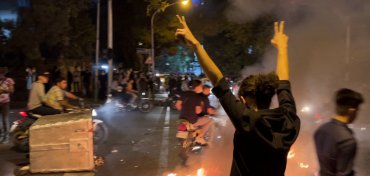 В Ірані посилюються масові протести та зіткнення з силовиками: люди палять статуї Хаменеї