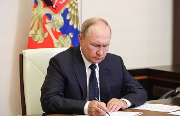 Путин подписал закон о тюремных сроках за неявку на службу, дезертирство и сдачу в плен