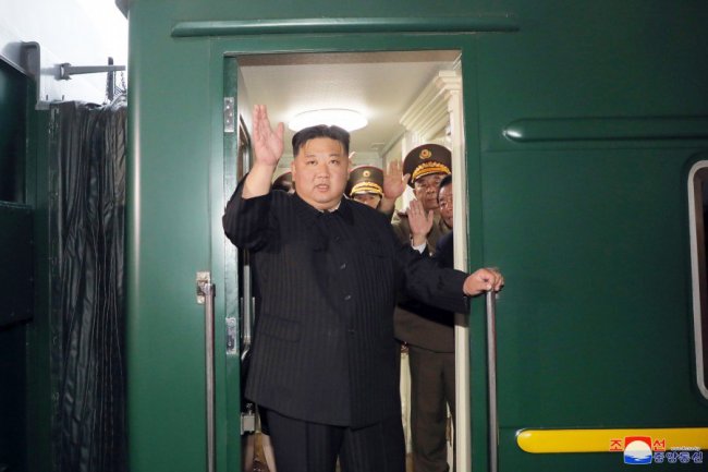 Кім Чен Ин на бронепоїзді їде Росією на зустріч з Путіним