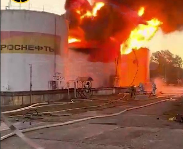 В российском Сочи горит нефтебаза возле аэропорта: говорят об атаке беспилотника