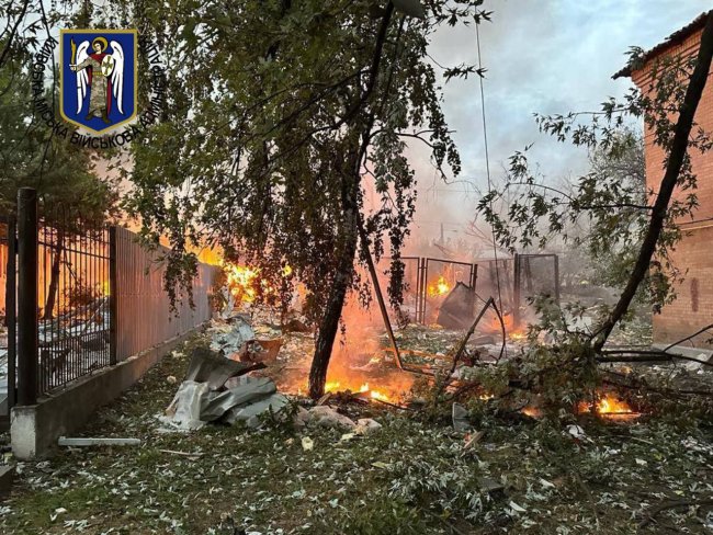 Ракетна атака на Київ: є постраждалі та руйнування
