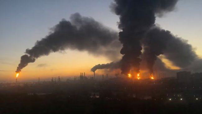 Московський НПЗ зупинив переробку нафти після удару дронів — Reuters