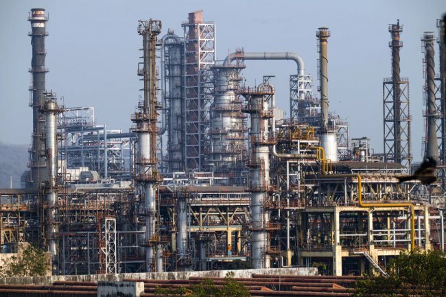 Індійські НПЗ шукають альтернативу російській нафті після санкцій Трампа – Bloomberg