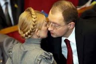 Яценюк рассказал, как приятно целовать Тимошенко