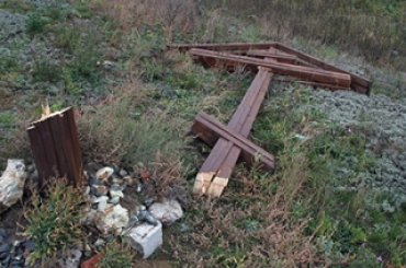 В России продолжают спиливать кресты. Три поклонных креста спилили в Саратовской области