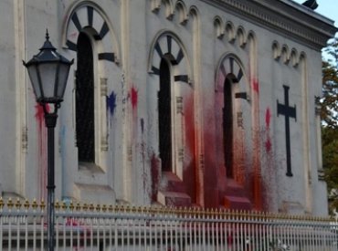 Храм РПЦ МП в Женеве, настоятелем которого является брат Патриарха Кирилла, осквернили краской и надписями
