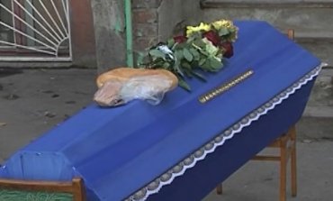 В Запорожье гроб с покойником два дня простоял возле подъезда