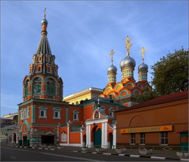 В Москве четверо мужчин ворвались в храм и сфотографировались с оружием на фоне алтаря