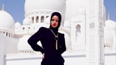 Певицу Рианну выгнали из мечети в ОАЭ