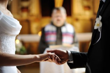 Ватикан признал невозможным участие в церковных таинствах разведенных и вновь вступивших в брак