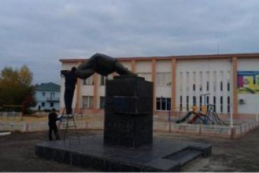 В Харьковской области снесли третий памятник Ленину