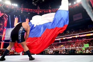 Рестлер из США надругался над российским флагом