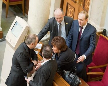 Шуфрич и Бахтеева зарегистрировали закон о двухкратном увеличении пенсий и отмене пенсионной реформы