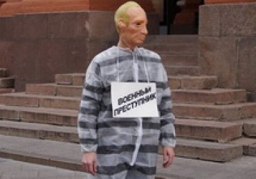 В Москве задержан активист, который гулял в маске Путина