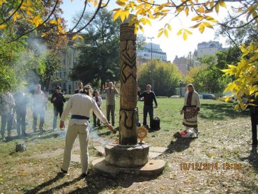 В Киеве язычники самовольно установили статую Перуна у фундамента исторической Десятинной церкви
