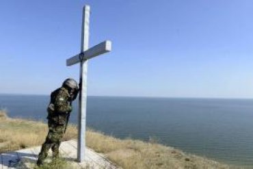 Фотография с украинским военным, который молится у креста, облетела мир