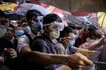 В Гонконге новые столкновения демонстрантов с полицией