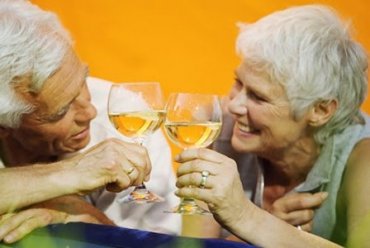 Ученые выяснили, что алкоголь защищает стариков от слабоумия