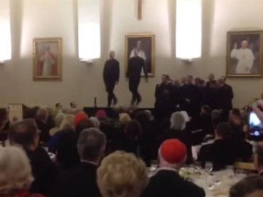 Танцующие чечетку католические священники взорвали интернет