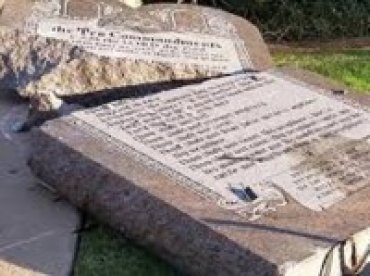 Мужчина в США разрушил монумент с Десятью заповедями
