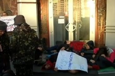 В Киеве активисты «забросали трупами» российский магазин