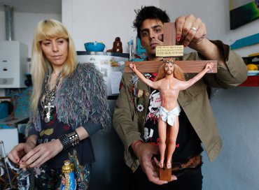 Христиане в Аргентине возмущены куклами Барби и Кена, изображающими Христа и Деву Марию