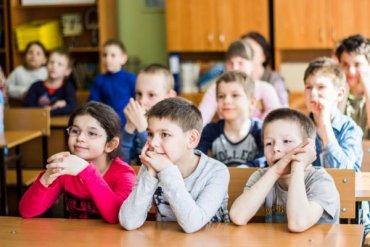 В российской гимназии учитель заставил детей петь «Владимирский централ»