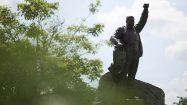 Путин подарил голодающей Венесуэле 6-метрового Уго Чавеса