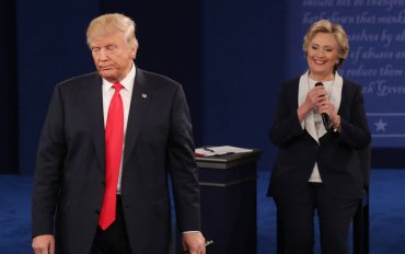 В президентской гонке Клинтон увеличивает отрыв от Трампа