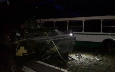 Переданный Порошенко военным БТР протаранил автобус