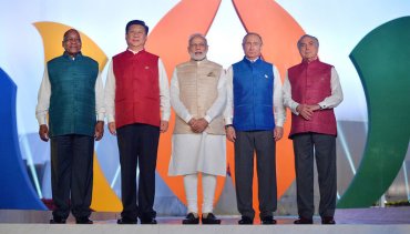 На саммите БРИКС Путин сделал фото в индийской одежде