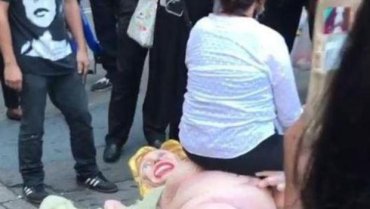 В центре Нью-Йорка произошла драка из-за статуи обнаженной Клинтон