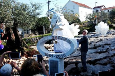 Памятник Гагарину в Черногории забросали гранатами