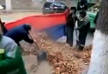 В Волгограде дворники собирают листву в государственный флаг