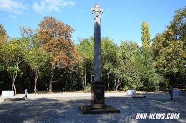Памятник «героям Донбасса» оказался похожим на эмблему ВСУ
