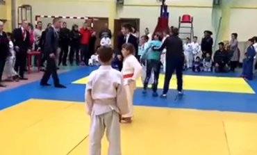 На детском турнире по дзюдо россиянка избила проигравшего сына и арбитра