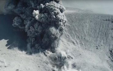 Извержение вулкана в Японии засняли с помощью дрона