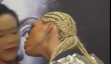 Женщина-боксер поцеловала соперницу в губы
