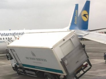 В Борисполе самолет сбил грузовик