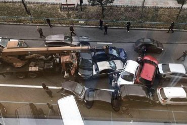 В Киеве автокран смял на дороге 17 автомобилей
