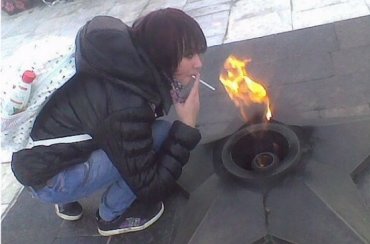 Российские школьницы прикурили от Вечного огня и сожгли венок