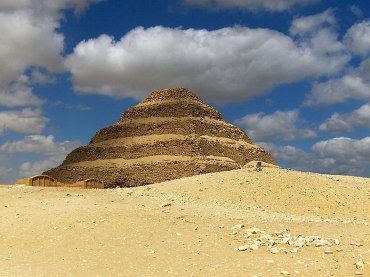 В ступеньчатой пирамиде обнаружили скелет ребенка