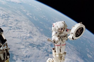 Американские астронавты вышли в открытый космос