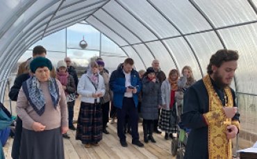 В России прихожане построили теплицу для молитв на месте будущего храма