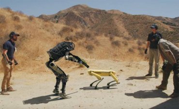 От американских инженеров из Boston Dynamics сбежал вооруженный робот