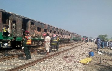 Количество жертв из-за взрыва поезда в Пакистане увеличилось до 73