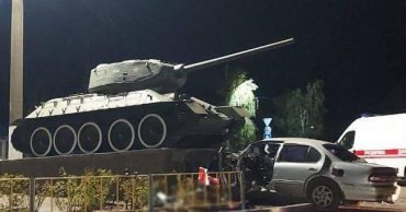 Под Одессой авто влетело в постамент с танком: водитель сразу погиб