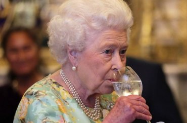 Больше никакого мартини: врачи запретили Елизавете II алкоголь