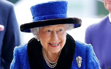 Елизавета II отказалась принимать премию «Старушка года»